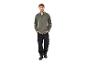 Homme en chemise verte et pantalon de travail noir