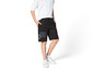 Shorts noirs avec le logo Marvel et un t-shirt blanc.