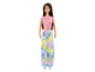 Une poupée Barbie avec un haut rose et un pantalon tie-dye.