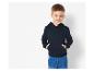 Un garçon portant un sweat à capuche bleu et un jean.