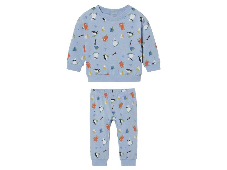 Un sweat-shirt et un pantalon bleus avec un motif d'hiver pour bébés.