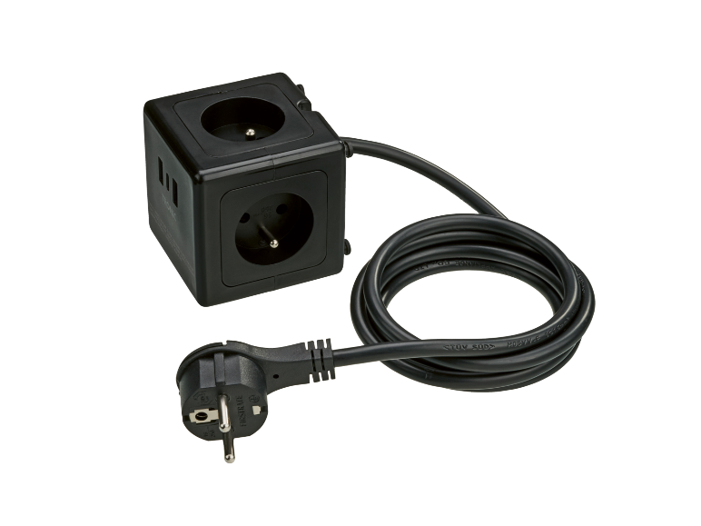 Multiprise cube noire Tronic avec trois prises et un câble enroulé.