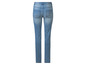 Un jean bleu pour femme, vu de dos.