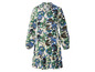 Une longue robe blanche à imprimé floral bleu et vert.
