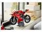 Modèle de moto LEGO Technic Ducati Panigale V4 R rouge exposé près d'une fenêtre.