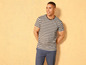 Homme en t-shirt rayé et pantalon