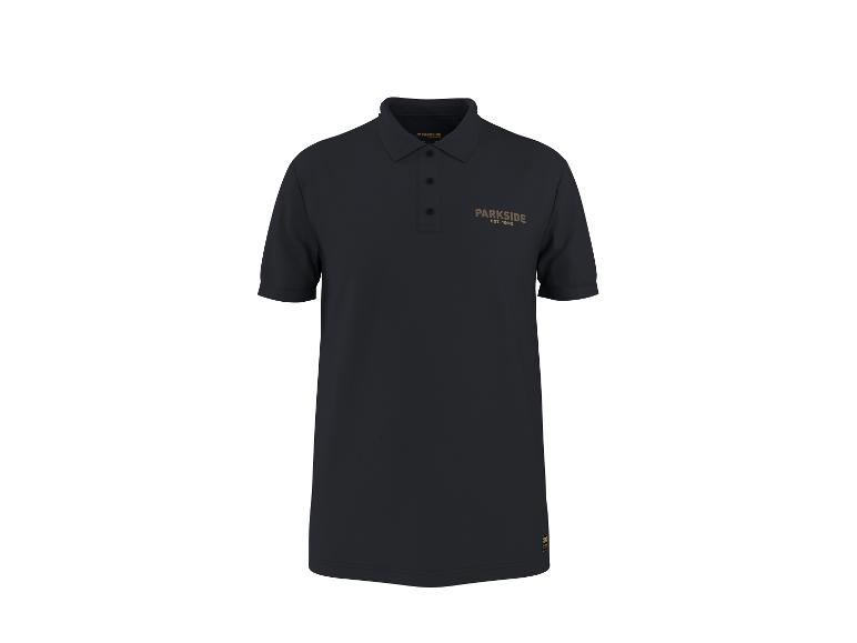 Polo noir avec un petit logo sur la poitrine et une patte de boutonnage.