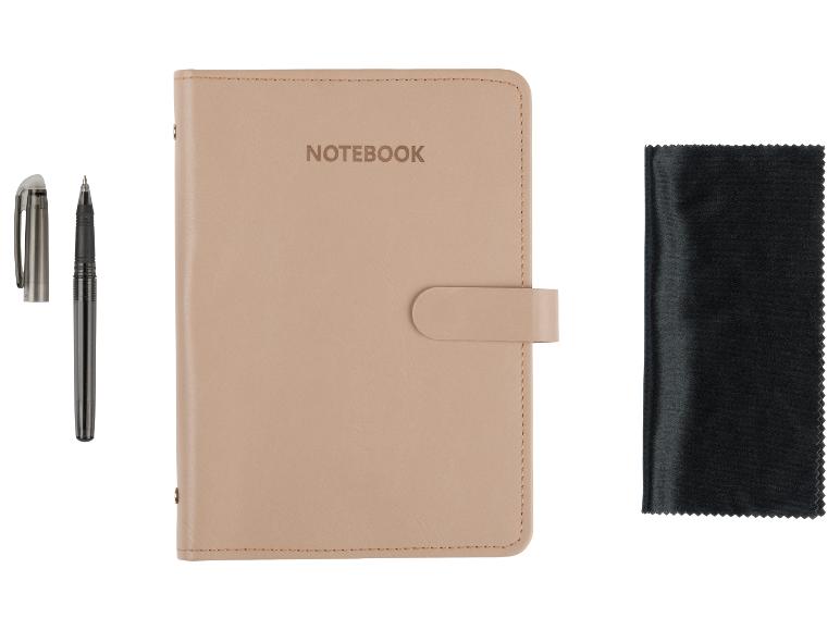Carnet beige, stylo et chiffon de nettoyage.