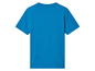 Un t-shirt bleu à manches courtes.