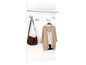 Un porte-manteau blanc avec un sac en cuir, un cardigan en tricot et des lunettes de soleil.