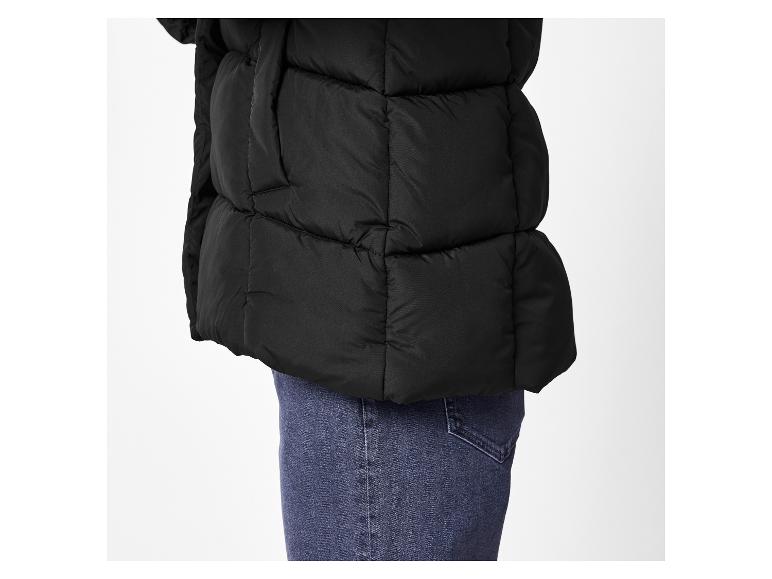 Doudoune noire et jean bleu.