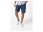 Shorts en jean et baskets blanches pour homme.
