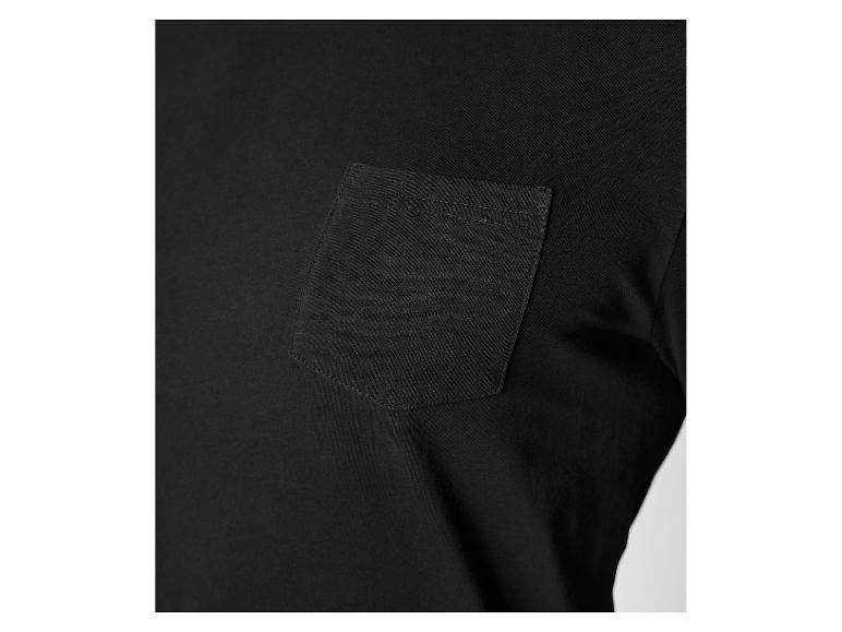 Détail d'un t-shirt noir à manches courtes avec poche.