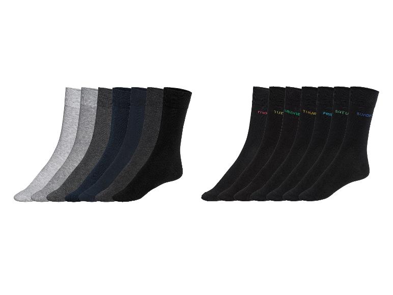 Des chaussettes noires avec les jours de la semaine et des chaussettes grises et bleues.