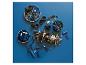 Pièces Lego Technic bleues et noires, y compris des pneus, disposées sur une surface bleue.