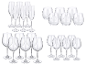 Divers ensembles de verres transparents : flûtes à champagne, verres sans pied et verres à vin à pied.
