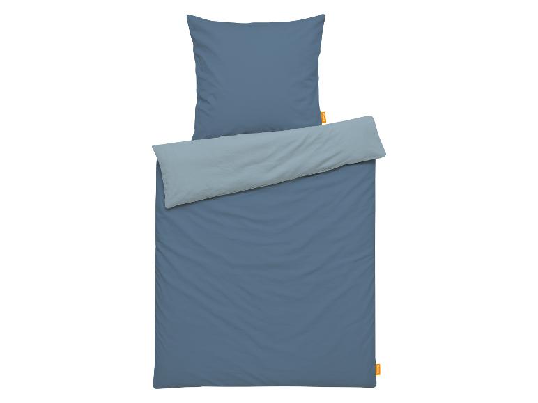 Parure de lit bicolore dans les tons bleus, avec oreiller et couette.