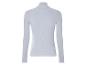 Un pull bleu clair, côtelé, à manches longues et col roulé.