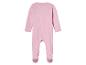 Une combinaison rose pour bébé avec des pieds.