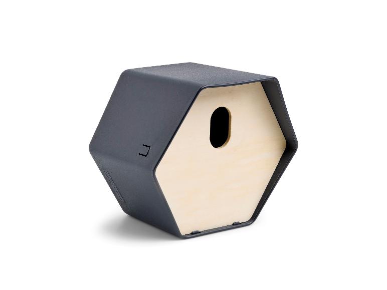 Hôtel à insectes hexagonal avec un boîtier gris foncé et un intérieur en bois clair