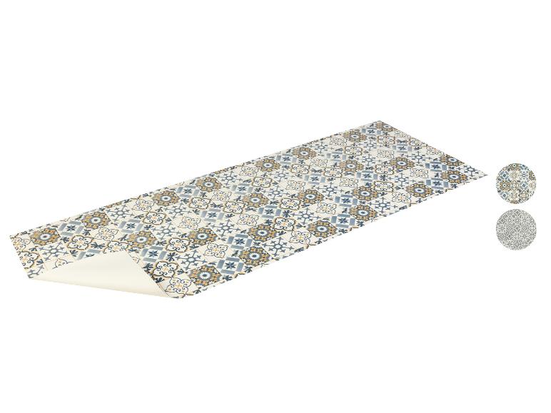 Un tapis long et étroit avec un motif de carrelage traditionnel.