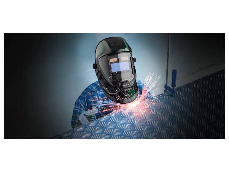 Soudeur avec casque de soudage Parkside et gants, créant des étincelles sur une surface métallique.