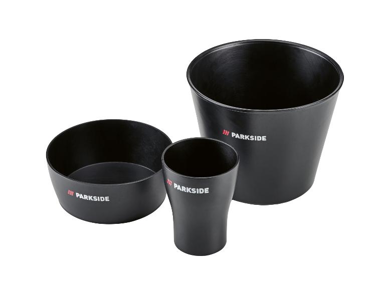 Trois récipients noirs de différentes tailles, un bol, un gobelet et un seau.