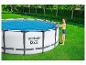 Piscine Bestway Steel Pro MAX avec couverture, installée dans un jardin.
