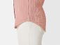 Chemise rose poudré et pantalon blanc crème.