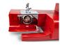 Gros plan de la zone de la canette d'une machine à coudre rouge avec le couvercle ouvert.