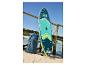 Planche de paddle gonflable Crivit et sac de transport sur une plage.
