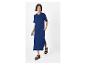 Robe tunique bleue et sandales plates : mode féminine et décontractée.