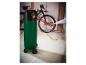 Compresseur d'air gonflant un pneu de vélo, avec un vélo en arrière-plan.
