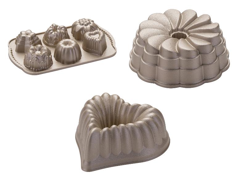 Moules de cuisson en métal de formes variées, y compris un moule en cœur et un moule à bundt.
