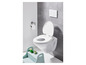 Des toilettes avec un siège enfant, un porte-papier toilette et un système de chasse d'eau.
