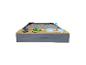 Bac à sable en bois avec sable, jouets de cuisine et légumes en plastique.