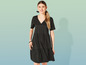Une femme porte une robe noire avec un col en V.