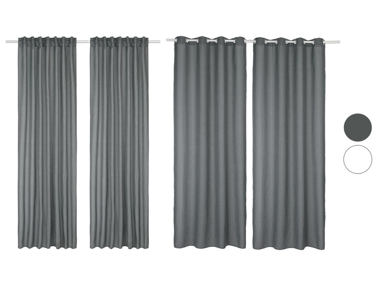 Rideaux gris avec oeillets pour la tringle.