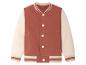 Une veste universitaire rouille et crème avec des boutons blancs.