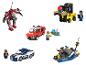 Un robot, un camion de pompiers, un chariot élévateur et un bateau de police