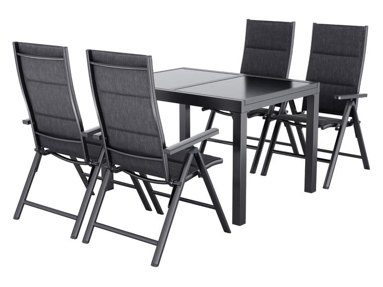 Ensemble de salle à manger d'extérieur avec une table noire et quatre chaises pliantes.