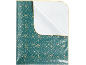 Papier cadeau vert avec des étoiles dorées et un coin plié.