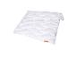 Couette blanche matelassée avec motif ondulé et petite étiquette orange