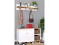 Une armoire à chaussures blanche avec deux portes, une étagère et deux paniers