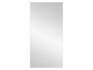 Un grand miroir rectangulaire.