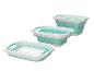 Trois paniers à linge turquoise avec un bord blanc.