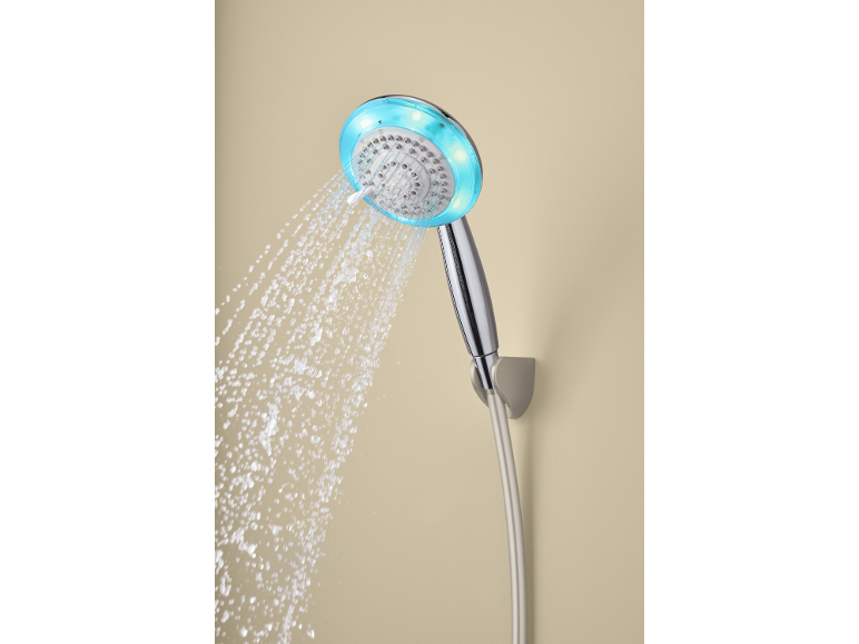 Pommeau de douche chromé avec éclairage LED bleu, d'où jaillit de l'eau.