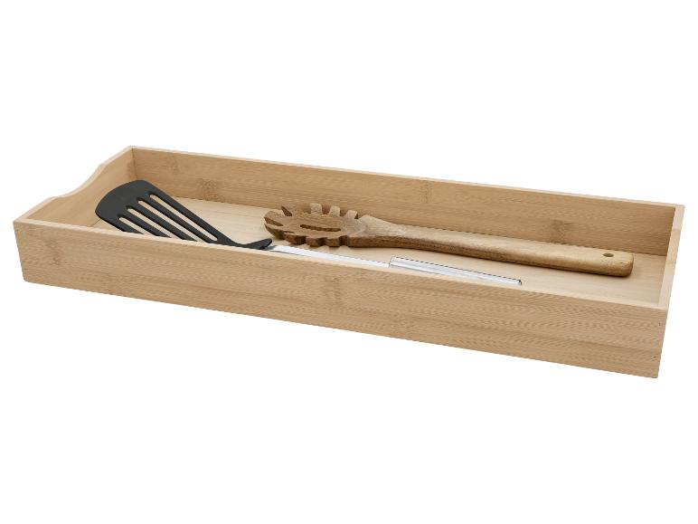 Organisateur de tiroir en bambou avec spatule noire, cuillère à spaghetti en bois et ustensile en métal.