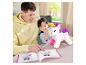 Un père et une fille assemblent une licorne en jouet Mega Bloks en suivant les instructions.