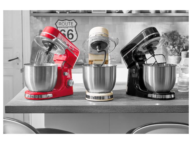 Trois robots pâtissiers vintage rouges, crème et noirs sur un comptoir de cuisine.